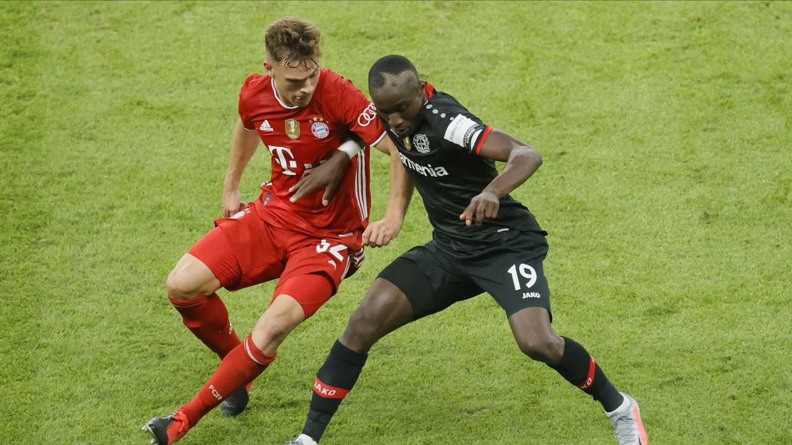 
                <strong>Moussa Diaby</strong><br>
                Nach dem 3:1-Sieg im Derby gegen den 1. FC Köln am 32. Spieltag verlieh der sonst so kritische Bosz ihm sogar das Prädikat "überragend". Sowohl im verlorenen Pokalfinale gegen den FC Bayern als auch beim 1:0-Sieg im Achtelfinal-Rückspiel der Europa League gegen die Glasgow Rangers war Diaby fast immer involviert, wenn die Werkself gefährlich wurde. Der 21-Jährige schießt aus allen Lagen und hat keine Angst vor dem Scheinwerferlicht. Gegen die erfahrene Inter-Defensive um Abwehrchef Diego Godin muss Diaby diesen guten Lauf fortsetzen, wenn der Halbfinal-Einzug gelingen soll.  
              