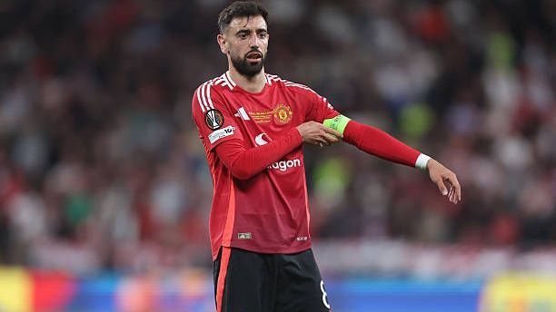 <em><strong>Bruno Fernandes (Manchester United)</strong><br>Die Zukunft von Bruno Fernandes bei Manchester United <em>gilt </em>als ungewiss. Auch deshalb versucht nun offenbar Al-Hilal, den Portugiesen mit einem Riesen-Angebot aus England loszueisen. Laut der "Daily Mail" ist der Saudi-Klub bereit, insgesamt 240 Millionen Euro in die Hand zu nehmen. Doch gleichzeitig setzt Al-Hilal dem 30-Jährigen wohl auch eine Frist - er müsse sich bis Ende Mai entscheiden. ...</em>