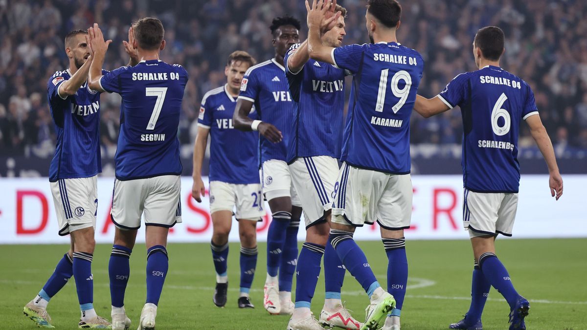 FC Schalke 04 v 1. FC Kaiserslautern - Second Bundesliga