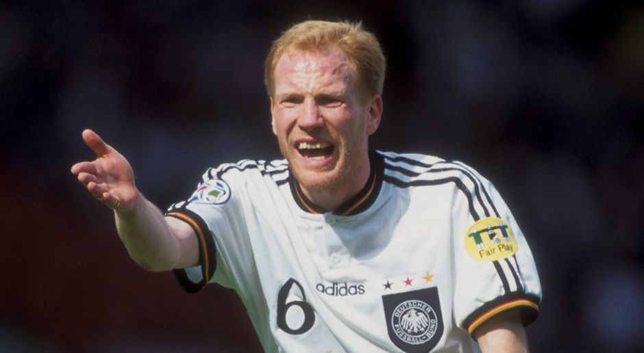 
                <strong>Matthias Sammer</strong><br>
                Matthias Sammer (Deutschland)Bis heute ist Matthias Sammer der letzte Deutsche, der Europas Fußballer des Jahres werden konnte. 1996 erhielt er diese Auszeichnung nach dem Gewinn des EM-Titels und der deutschen Meisterschaft. Sammers persönliche WM-Historie liest sich dagegen etwas bescheiden. Pech war auch dabei, denn zur WM 1990 durfte er noch nicht fahren, da die deutsche Wiedervereinigung erst drei Monate später besiegelt wurde. Die Endrunde 1998 verpasste der gebürtige Dresdener wegen einer Verletzung. So blieb ihm nur die WM 1994, in der für Deutschland schon im Viertelfinale Schluss war. 
              