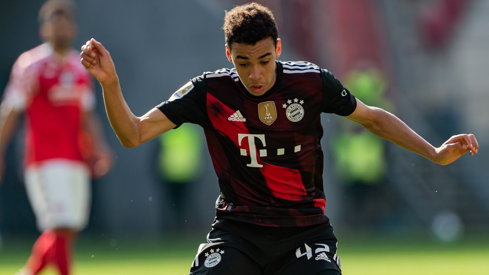 
                <strong>FC Bayern München (Deutschland)</strong><br>
                Längste Vertragslaufzeit: Jamal Musiala (2026)
              