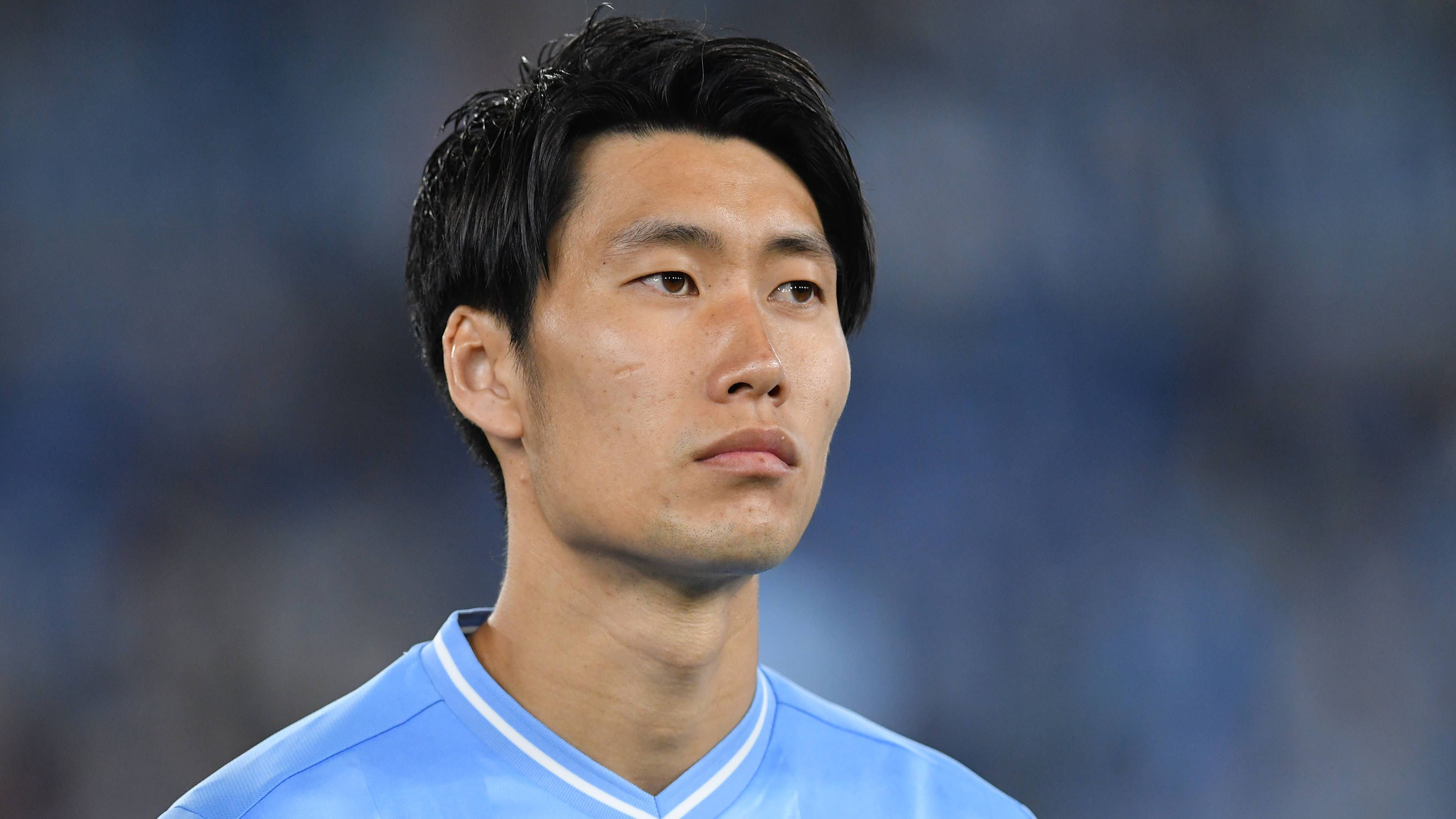 <strong>Daichi Kamada (Lazio Rom)</strong><br>Der japanische Mittelfeldspieler Daichi Kamada hat sein Glück bei Lazio Rom noch nicht gefunden. Jeweils nur ein Tor und eine Vorlage sprechen eine klare Sprache. Fabrizio Romano hatte behauptet, er könne seinen Vertrag gegen eine Zahlung von 100 Euro verlängern, sonst ist er ablösefrei. Nun antwortete der Japaner...