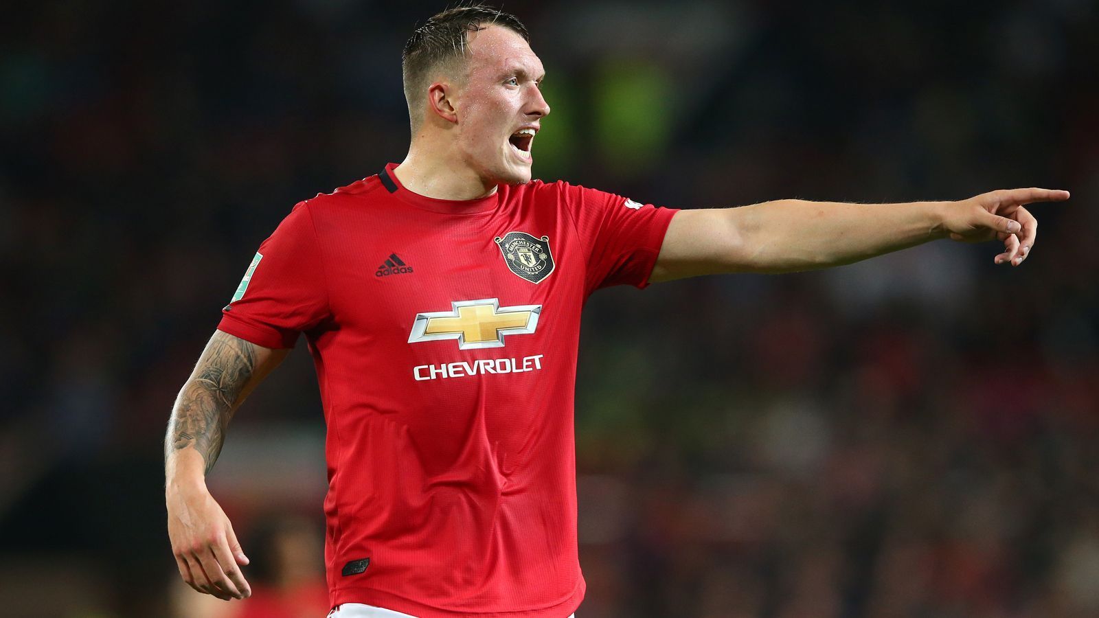 
                <strong>Phil Jones</strong><br>
                Mit Innenverteidiger Phil Jones soll ein ManUtd-Profi wohl vor dem Aus stehen, der schon seit 2011 das Trikot der "Red Devils" trägt. In der laufenden Saison kam der 28-Jährige aber nur sehr selten in den Genuss, für den englischen Rekordmeister aufzulaufen. Lediglich acht Pflichtspiel-Einsätze konnte der Routinier in der laufenden Spielzeit für sich verbuchen, zuletzt wurde er von Coach Solskjaer wochenlang nicht einmal mehr für den 18-Mann-Kader berücksichtigt. Der 27-malige Nationalspieler Englands steht eigentlich noch bis 2023 bei United unter Vertrag und soll derzeit angeblich ein Grundgehalt von 4,3 Millionen Euro pro Jahr kassieren.
              