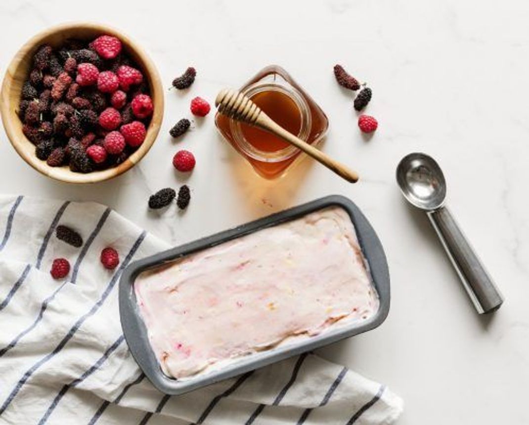 Eis aus Joghurt mit Früchten und Honig verfeinert lässt sich leicht selber herstellen.