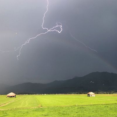 Blitz zuckt über den bayerischen Voralpen