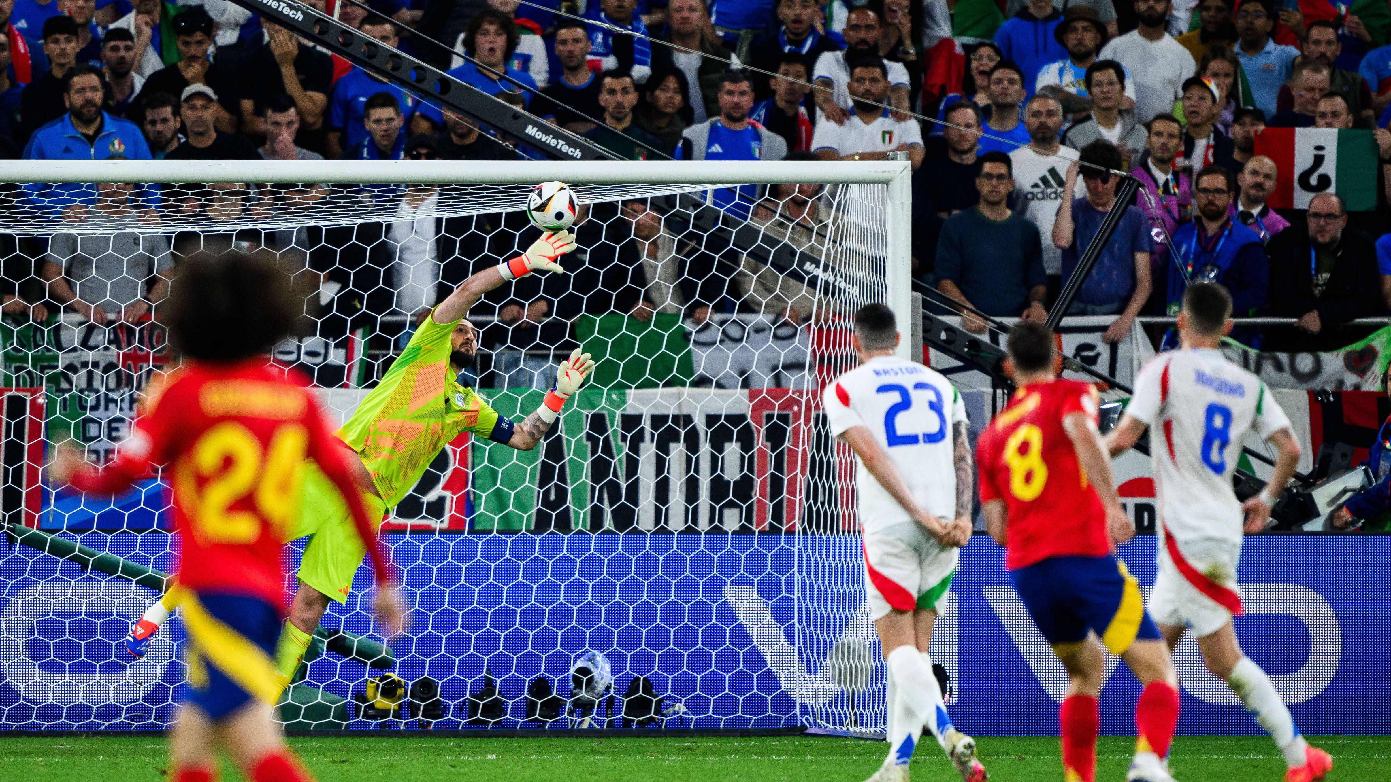 <strong>Donnarumma im Mittelpunkt</strong><br>Durch die spielerische Überlegenheit Spaniens geriet Italien-Keeper Gianluigi Donnarumma schon früh in der Partie immer wieder in den Mittelpunkt. Der Keeper von Paris St. Germain rettete den Titelverteidiger im ersten Durchgang einige Male mit starken Paraden vor einem Rückstand.