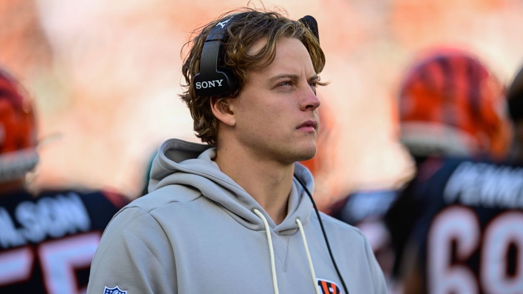 October 26, 2025, Cincinnati, Ohio, USA: Cincinnati Bengals quarterback Joe Burrow 9 looks on from the field during the second half an NFL, American Football Herren, USA football game against the New York Jets, Sunday, Oct. 26, 2025, in Cincinnati. Cincinnati USA - ZUMAm282 20251026_zsp_m282_010 Copyright: xBrianxMackx
