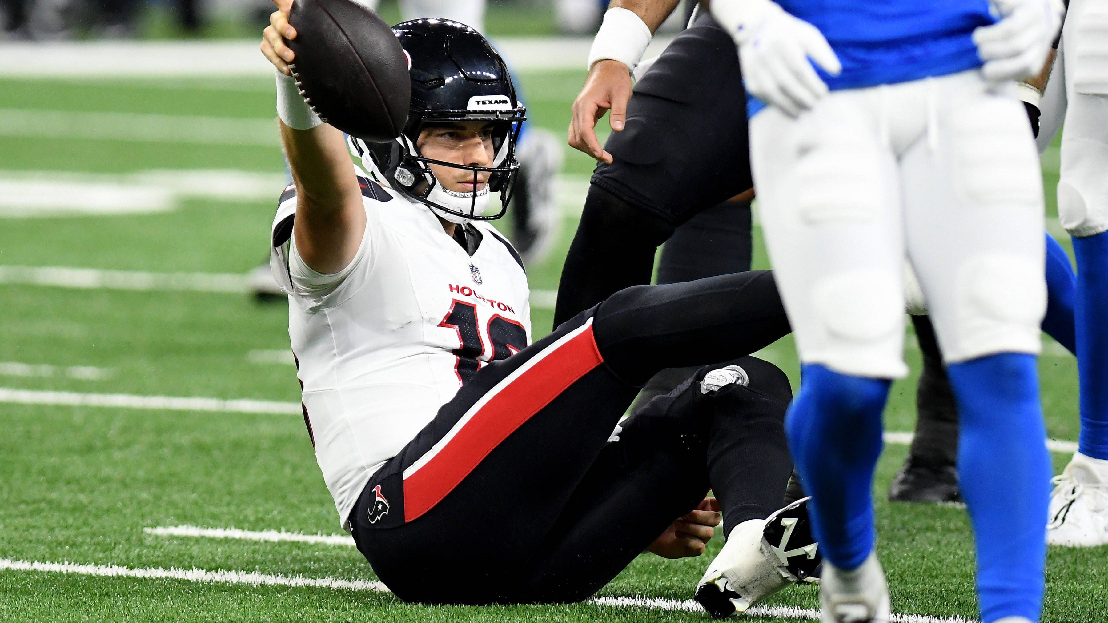 <strong>Graham Mertz (Houston Texans)</strong><br>Nach dem Albtraumstart in Preseason-Woche 1 mit 27 Yards bei 14 Würfen und drei Interceptions und nur zwei Yards bei zwei Passversuchen in Woche 2 sammelte der Sechstrunden-Pick zum Preseason-Abschluss immerhin noch einmal Selbstvertrauen: Gegen die Lions agierte er deutlich sicherer, brachte 14 seiner 16 Pässe an warf seinen ersten Touchdown-Pass. Seine Gesamt-Stats steigerte er so auf eine Completion Rate von fast 72%.