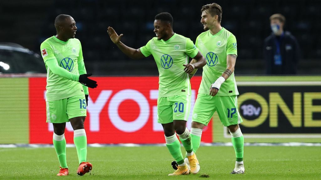 
                <strong>Top: Ridle Baku (VfL Wolfsburg)</strong><br>
                Eher als "Not-Transfer" aus Mainz geholt und nun Leistungsträger beim VfL Wolfsburg ist Ridle Baku. Der 22-Jährige wechselte im Herbst für rund zehn Millionen Euro aus Rheinhessen in die Autostadt und ist seitdem nicht mehr aus der Wolfsburger Startelf wegzudenken. Erst durch die Verletzungen von Kevin Mbabu und Paulo Otavio geholt, ist Baku mittlerweile nicht mehr aus der Startelf der Wölfe wegzudenken. Die Leistungen blieben inzwischen auch Joachim Löw nicht verborgen, beim 1:0 gegen Tschechien im November gab er sein Debüt in der deutschen Nationalmannschaft.
              