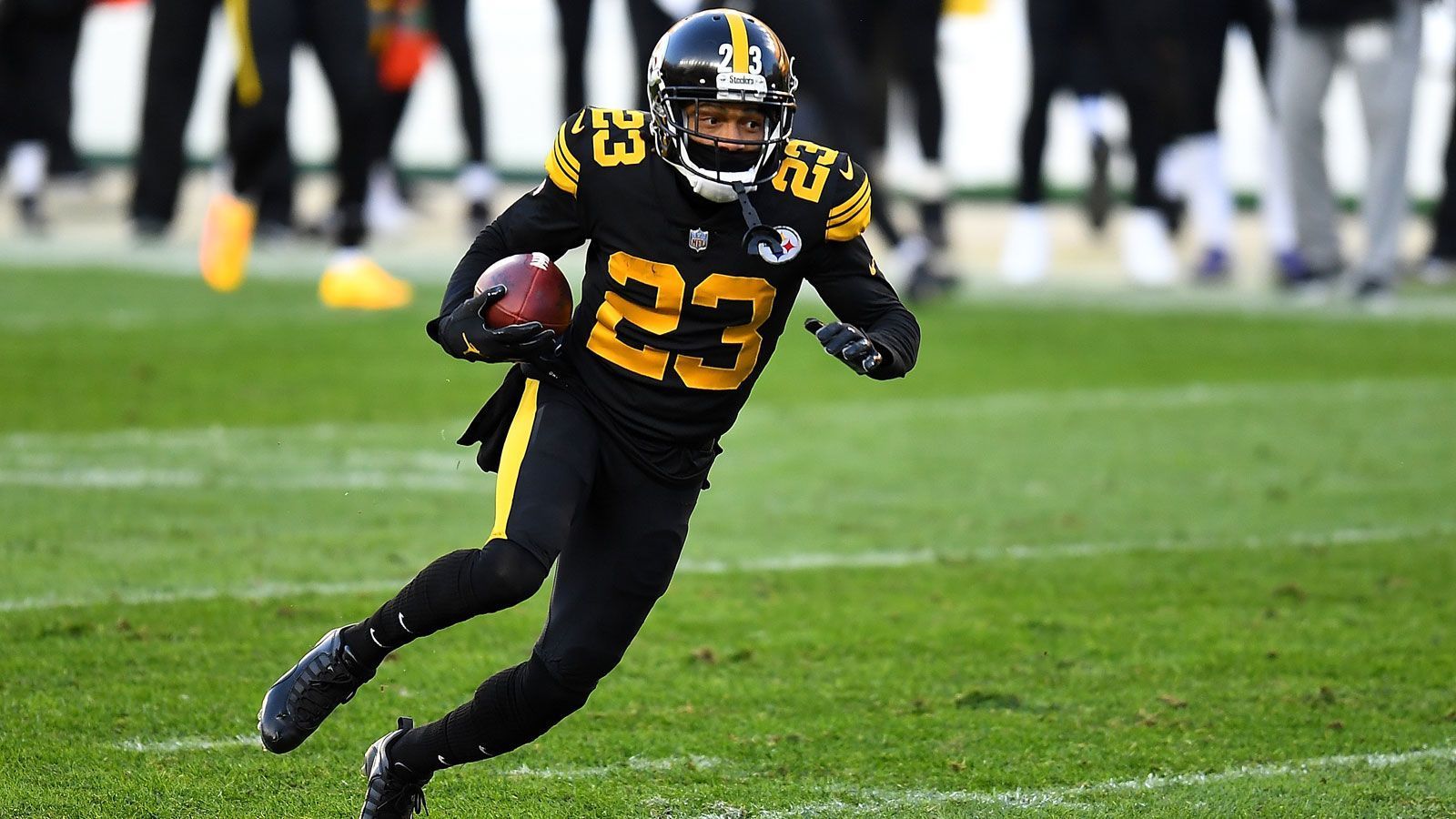 
                <strong>Pittsburgh Steelers</strong><br>
                Die Pittsburgh Steelers müssen in Week 17 definitiv auf Cornerback Joe Haden (Bild) verzichten. Der ehemalige Erstrundenpick wurde nach Informationen von "ESPN"-Reporter Jeremy Fowler auf die Covid-19-Liste gesetzt, genauere Hintergründe sind vorerst nicht bekannt. "Ich bin angefressen und traurig zugleich", erklärte der zweimalige All Pro auf Twitter. Auf der Liste leisten ihm Tight End Eric Ebron und Linebacker Cassius Marsh Gesellschaft. Zuvor waren unter anderem Linebacker Vince Williams, Running Back James Conner und auch Quarterback Ben Roethlisberger auf die Liste gesetzt worden. 
              