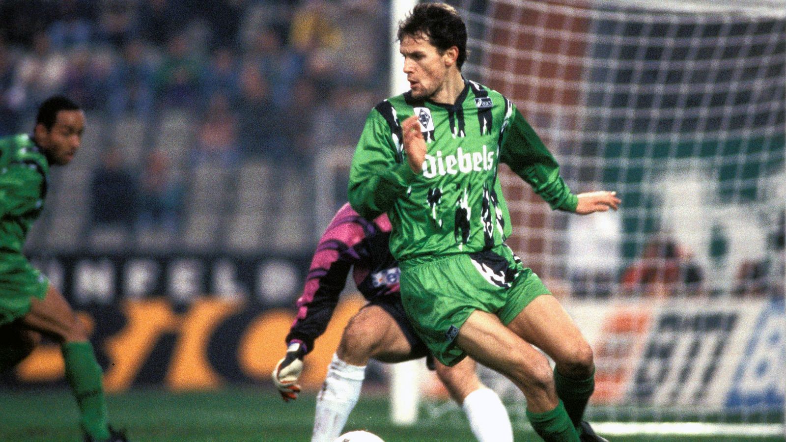 <strong>Heiko Herrlich</strong><br>
                Heiko Herrlich wurde 1994/95 Torschützenkönig und mit Borussia Mönchengladbach Pokalsieger. Der Stürmer wollte anschließend zu Borussia Dortmund und pochte auf eine mündliche Zusage des damaligen Gladbach-Managers Rolf Rüssmann. Bei der Borussia erteilte man Herrlich trotzdem keine Freigabe. Herrlich verweigerte daraufhin die Teilnahme am Training, am Ende ging er doch noch für elf Millionen D-Mark zum BVB.
