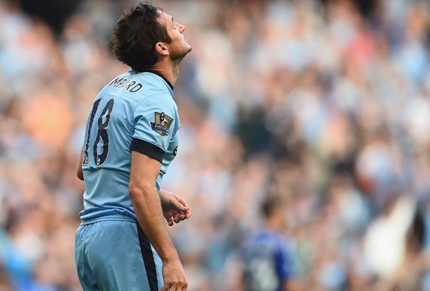 
                <strong>Frank Lampard</strong><br>
                Was sich am 5. Spieltag der Premier League abspielt, ist filmreif: Chelsea führt in Überzahl nach einem Tor von Andre Schürrle bei ManCity - da wird Frank Lampard in der 78. Minute eingewechselt. "Mister Chelsea" ist von New York an Manchester ausgeliehen und ... 
              