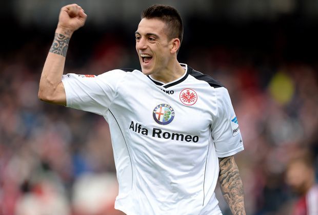 
                <strong>TOP: Joselu</strong><br>
                Gleich fünf Treffer schenken die Frankfurter den Nürnbergern beim 5:2 ein. Zwei davon markiert Joselu - das wichtige 2:0 kurz nach der Pause und das vorentscheidende 4:2, nachdem der Club neuen Mut geschöpft hatte. Ein Sahnetag des Spaniers, den der FCN nie zu packen kriegte.
              