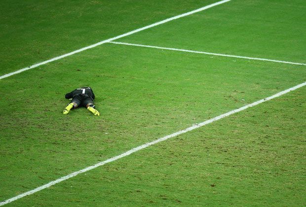 
                <strong>Griechenland vs. Elfenbeinküste (2:1) - Untröstlich</strong><br>
                Nach dem Schlusspfiff und der 1:2-Niederlage war Torwart Boubacar Barry untröstlich. Auf den letzten Drücker hat die Elfenbeinküste den Achtelfinaleinzug verpasst. Die goldene Generation um Didier Drogba, Yaya Toure und Co. muss schon wieder in der Vorrunde die Koffer packen.
              