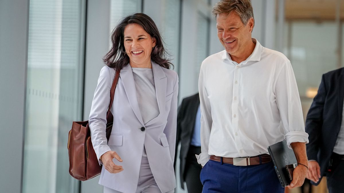 Annalena Baerbock stellt sich im Rennen ums Kanzleramt hinter Robert Habeck. 