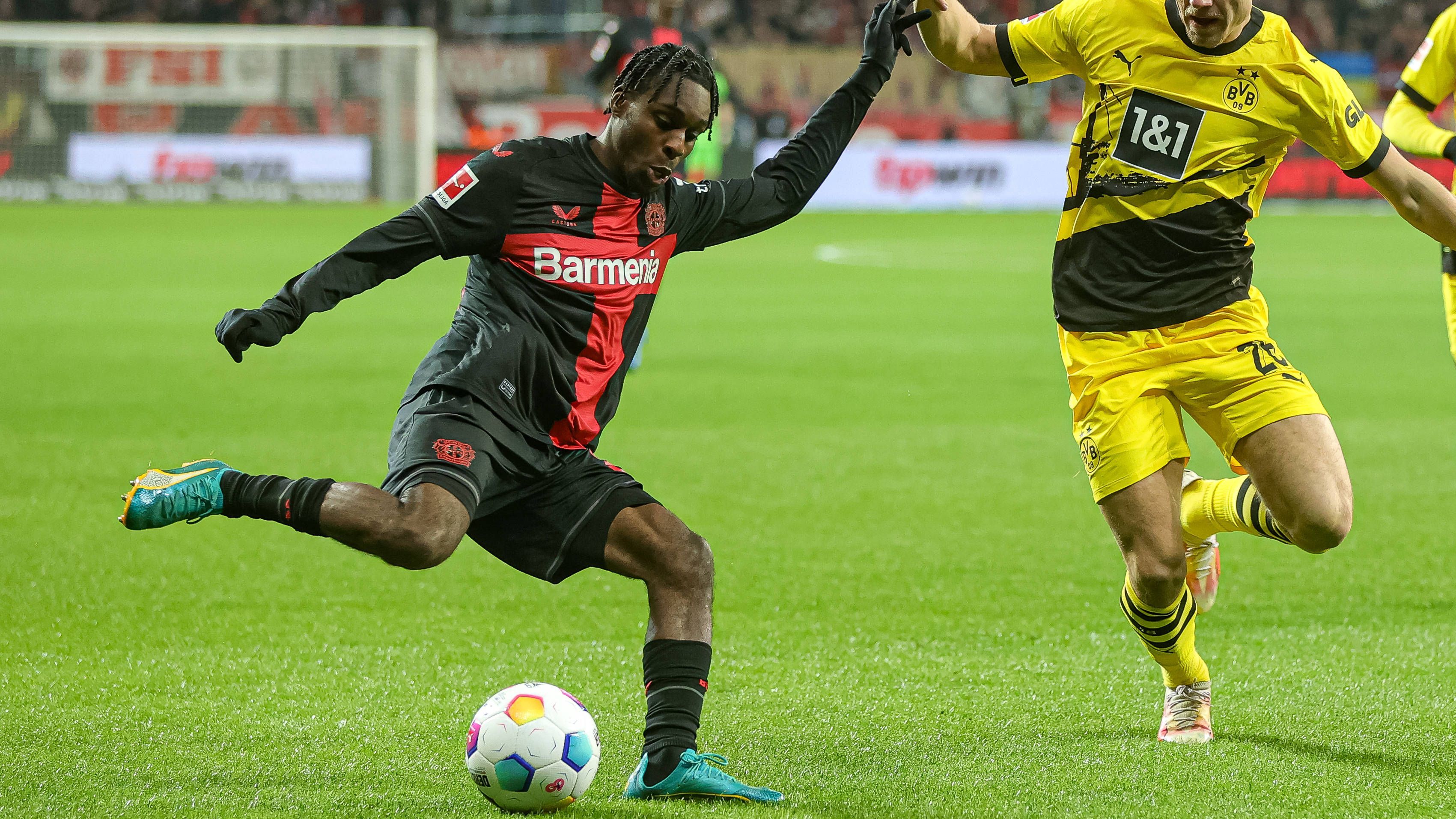 <strong>Jeremie Frimpong</strong><br>Der Niederländer attackiert Bynoe-Gittens auf dem Weg zum 0:1 nicht. Bei einem weiteren Treffen mit dem Engländer kassiert er Gelb. Offensiv liefert Frimpong gute Tiefenläufe und ist immer in Bewegung. <strong><em>ran</em>-Note: 4</strong>