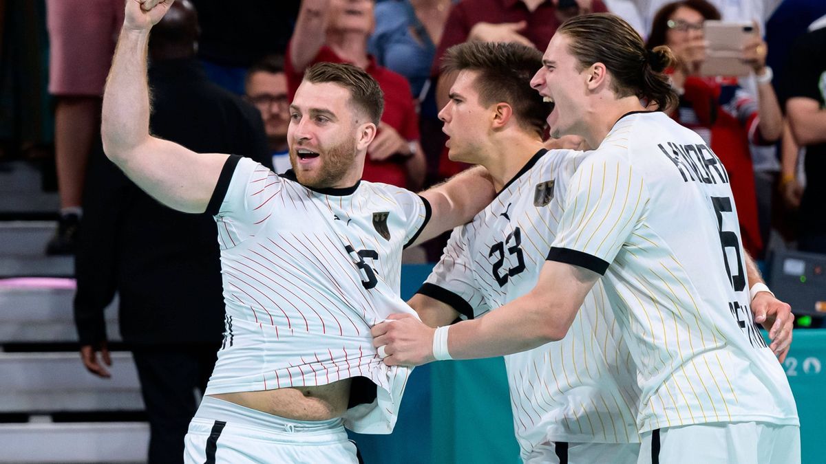 Paris, Frankreich: Handball Herren - Viertelfinale - Deutschland - Frankreich Lukas Mertens (Deutschland), Renars Uscins (Deutschland), Juri Knorr (Deutschland) Lille Stade Pierre Mauroy Frankreich...