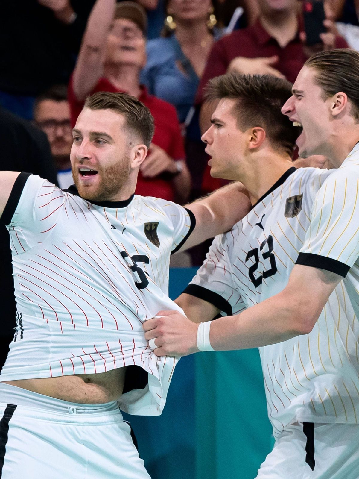 Paris, Frankreich: Handball Herren - Viertelfinale - Deutschland - Frankreich Lukas Mertens (Deutschland), Renars Uscins (Deutschland), Juri Knorr (Deutschland) Lille Stade Pierre Mauroy Frankreich...