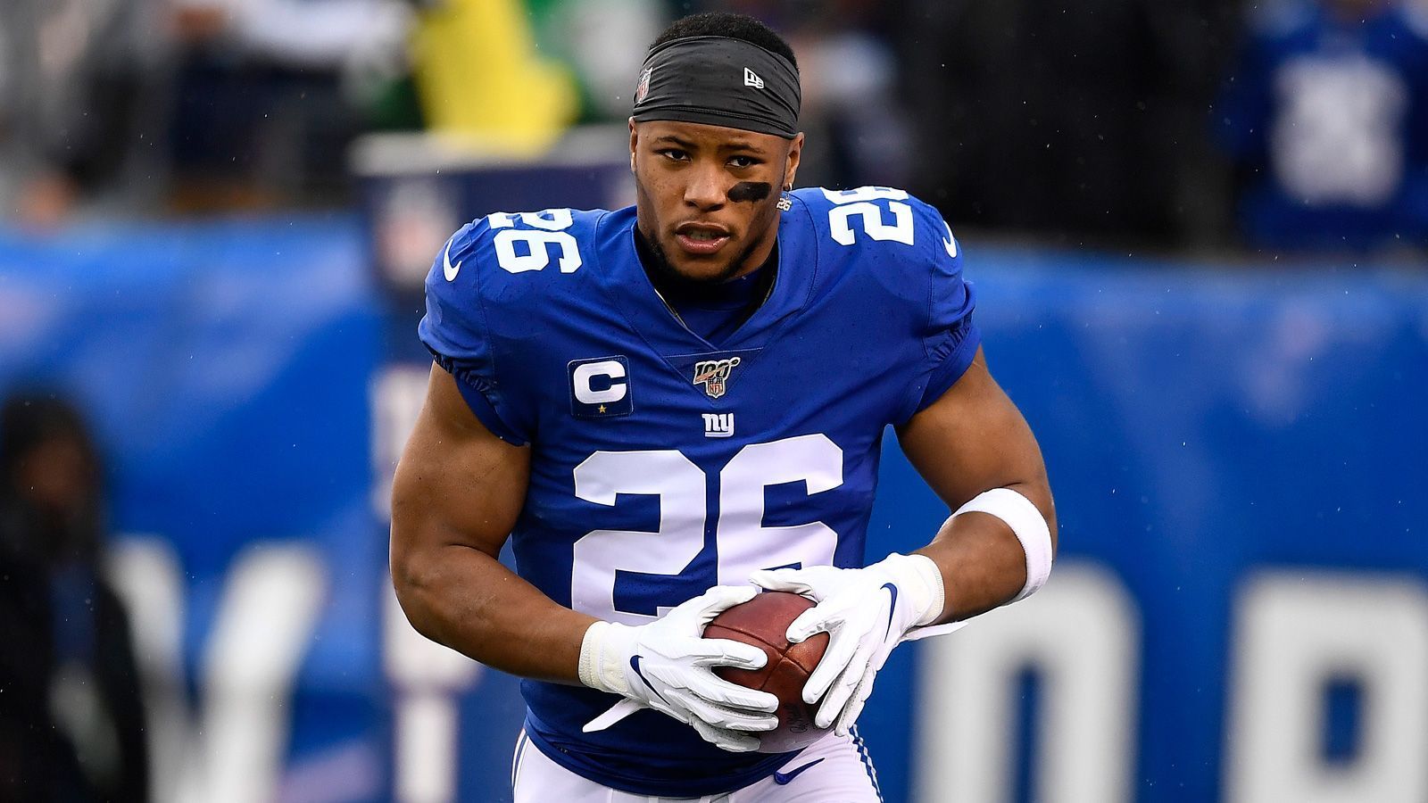 
                <strong>Platz 10: New York Giants</strong><br>
                Mit Saquon Barkley haben die New York Giants einen der individuell besten Running Backs der Liga. Warum also nur Platz zehn? Die Giants hatten im vergangenen Jahr Probleme, konstant Lücken für Barkley zu schaffen. Mit dem diesjährigen Nummer-4-Pick, Offensive Tackle Andrew Thomas, sollte das besser funktionieren. Außerdem entlastet eine gute Pass-Offensive auch die Running Backs und schafft zusätzlich Räume. Es bleibt abzuwarten, ob Daniel Jones sich so weit steigern kann, dass sich die gegnerische Defense nicht ausschließlich Barkley widmet. 
              