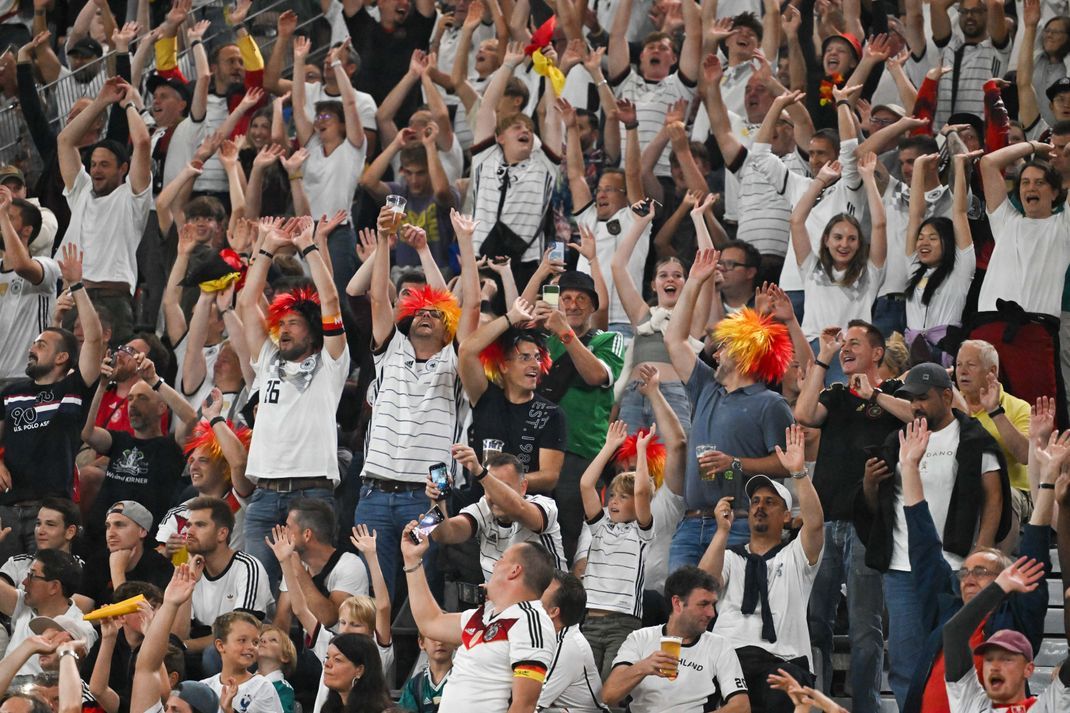 Deutschlands Fans feiern ihre Mannschaft beim Testspiel gegen Frankreich in Dortmund im September 2023.