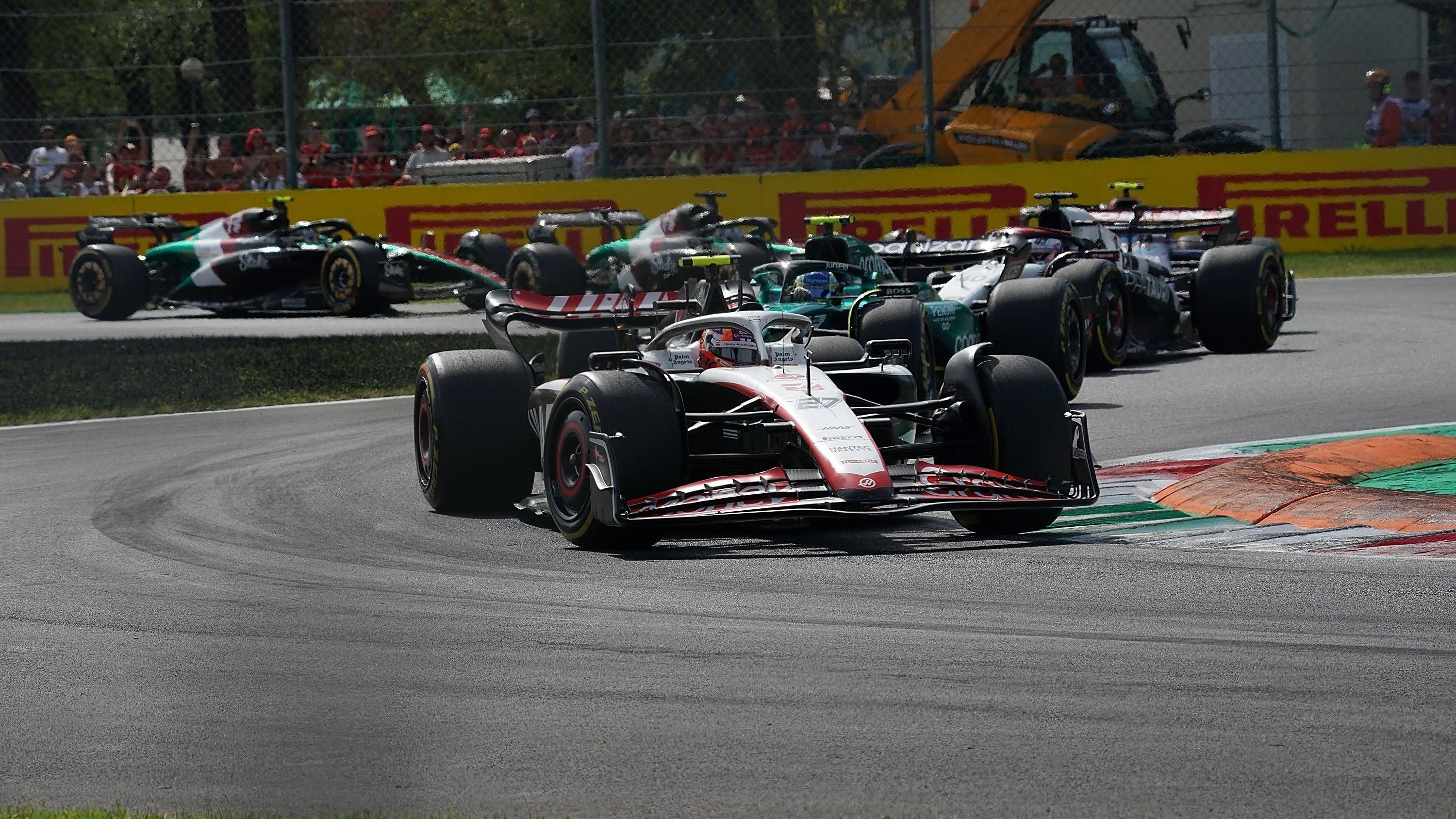 <strong>Verlierer: Haas</strong><br>Nico Hülkenberg kann einem wirklich leidtun. Egal, wie gut sein Qualifying ist oder wie weit er sich am Start nach vorne arbeitet, am Ende des Rennens ist er dann doch fast immer ganz hinten. Nach dem Rennen in Monza platzte ihm der Kragen. "Wir sind unterirdisch schlecht hier gegenüber der Konkurrenz", sagte er und kritisierte die fehlende Weiterentwicklung des Autos. Bei Haas brennt es lichterloh.