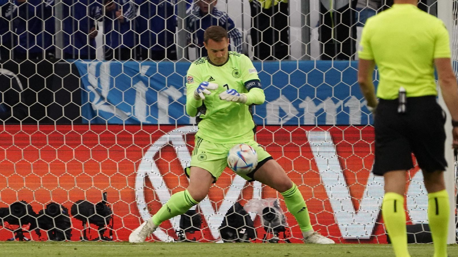 
                <strong>Manuel Neuer </strong><br>
                Kann den ersten Torschuss von Kane sicher parieren und ist der Rückhalt der Mannschaft. Lässt nichts anbrennen und hält mehrmals weltklasse. Ist beim Elfmeter zum 1:1 machtlos und sichert der Nationalmannschaft insgesamt einen Punkt. ran-Note: 1 
              