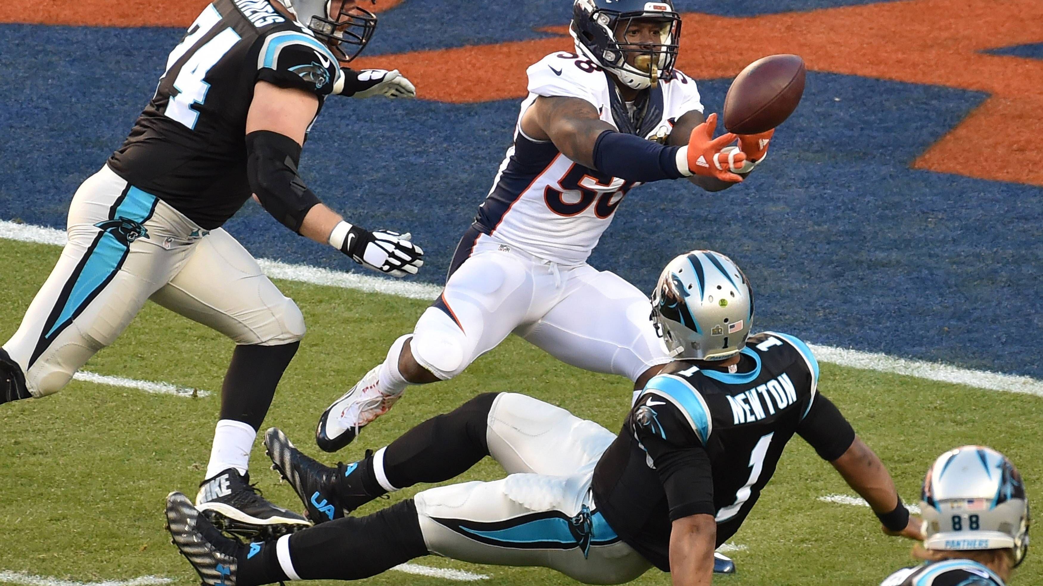 Denver Broncos linebacker Von Miller (58) sacks Carolina Panthers quarterback Cam Newton (1) to force a fumble recovered by Denver s Malik Johnson for a touchdown in the end zone during the first quarter of Super Bowl 50 at Levi s Stadium in Santa Clara, California, February 7, 2015. PUBLICATIONxINxGERxSUIxAUTxHUNxONLY SBP20160207815 JONxSOOHOO