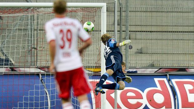 
                <strong>Martin Hinteregger</strong><br>
                Martin Hinteregger: Sein Schuss segelt gefährlich in Richtung Tor und ehe S04-Torwart Timo Hildebrand dies wirklich erkennt, ist der Ball schon im Netz.
              