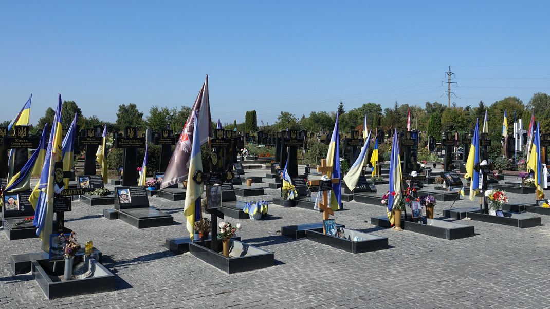 Reihen mit neuen Gräbern ukrainischer Soldaten auf einem Friedhof der Kleinstadt Boryspil bei Kiew. 