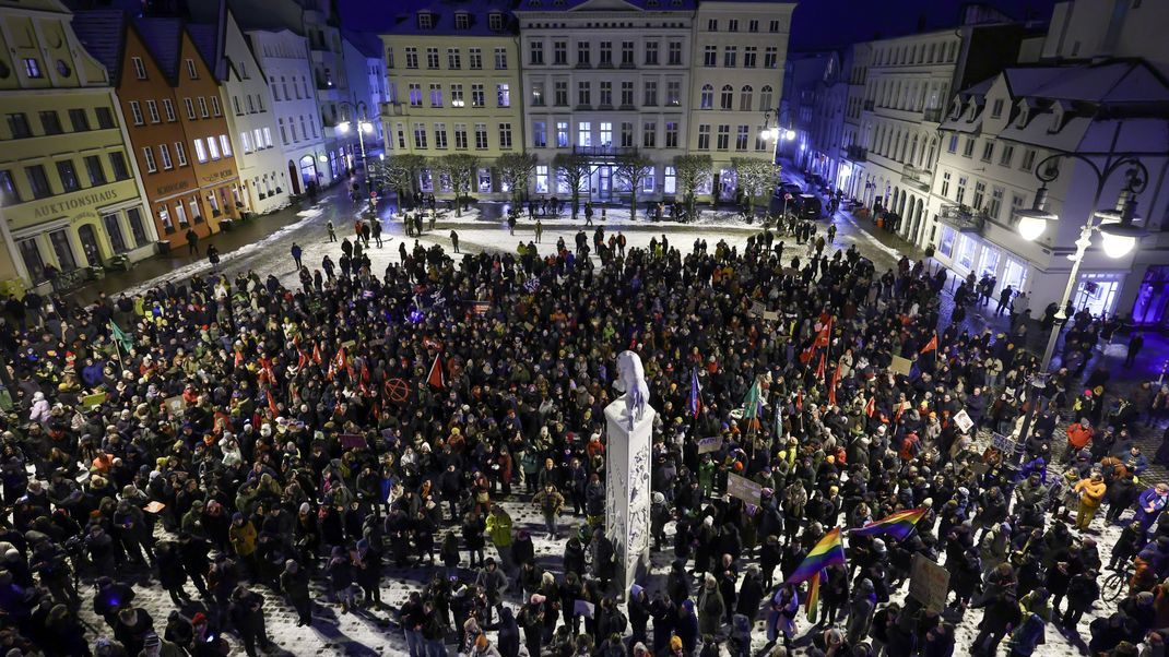 In Schwerin kamen viele Menschen zusammen, um gegen die AfD und gegen Rechtsextremismus zu demonstrieren.