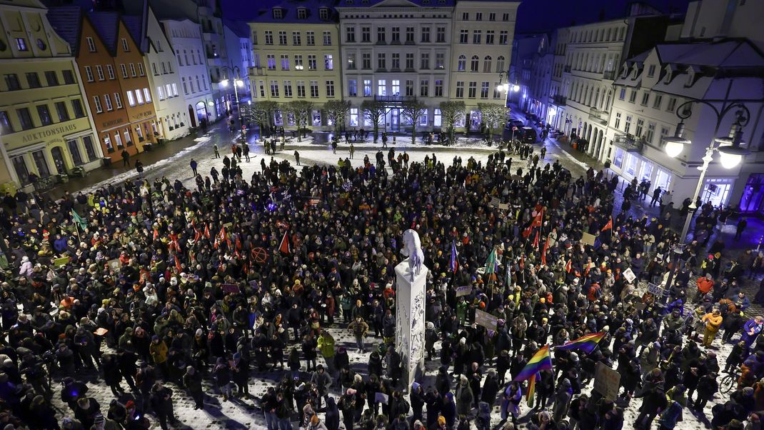 In Schwerin kamen viele Menschen zusammen, um gegen die AfD und gegen Rechtsextremismus zu demonstrieren.