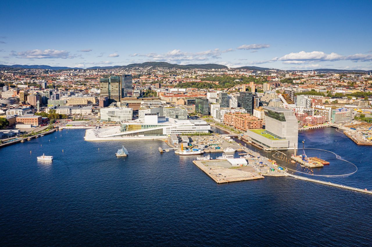 Rigoros: Oslo war 2019 die erste europäische Großstadt, die private PKWs komplett in der Innenstadt verboten hat. Stattdessen förderte die Stadt E-Bikes und ein nachhaltiges Nahverkehrsnetz.