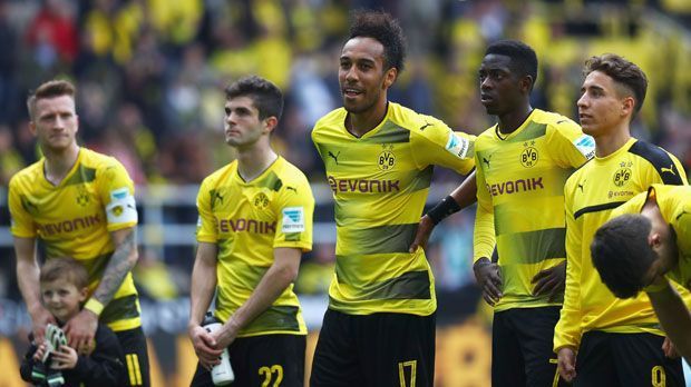 
                <strong>BVB-Verbleib: Wohlfühloase BVB</strong><br>
                Nicht nur auf dem Spielfeld verstehen sich Pierre-Emerick Aubameyang und Marco Reus hervorragend, auch jenseits des Platzes sind beide gute Freunde. "Batman" Aubameyang bezeichnet "Robin" Reus als "Bruder". Auch unter den anderen Teamkollegen und den Verantwortlichen genießt der Gabuner ein hohes Ansehen. Zwar bestrafte Thomas Tuchel einst seinen Torjäger für einen Mailand-Trip mit einem Platz auf der Tribüne im folgenden Spiel, doch die eine oder andere Freizeit-Aktivität des Exzentrikers blieb ohne Folge, was seine Sonderstellung im Verein beweist. Zudem kaufte der 27-Jährige Anfang des Jahres eine Villa in Dortmund, sein älterer Sohn steht kurz vor der Einschulung. Das Umfeld spricht für die Wohlfühloase BVB.
              