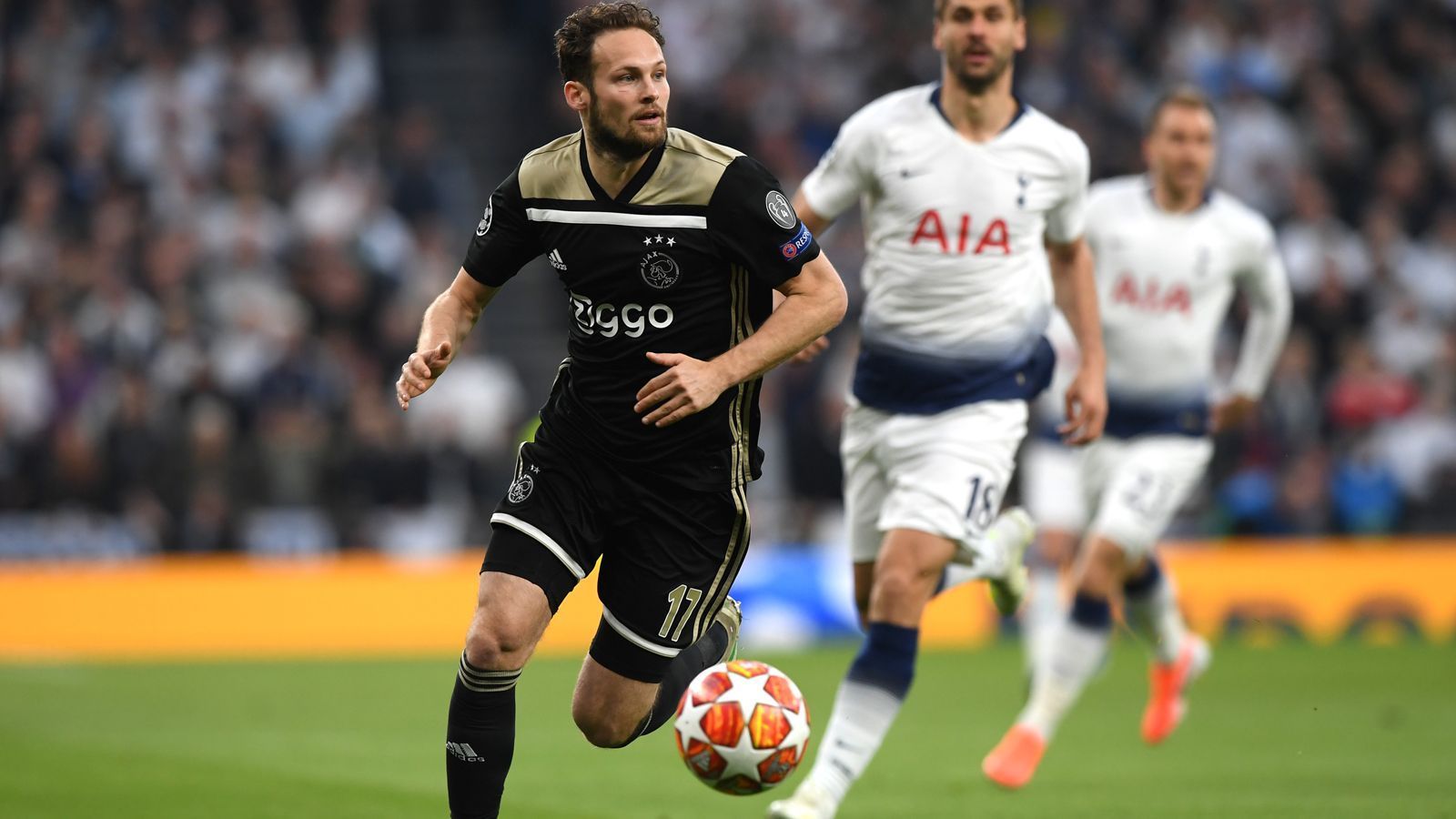 
                <strong>Daley Blind</strong><br>
                Ist bei Tottenhams Angriffsphasen meist mit dem Kopf oder per Fuß zur Stelle. Alderweireld entwischt ihm im Rücken kurz vor der Pause und kommt so zur besten Gelegenheit. Bewahrt im Aufbauspiel die Ruhe, statt lange Bälle nach vorne zu dreschen. ran-Note: 2
              