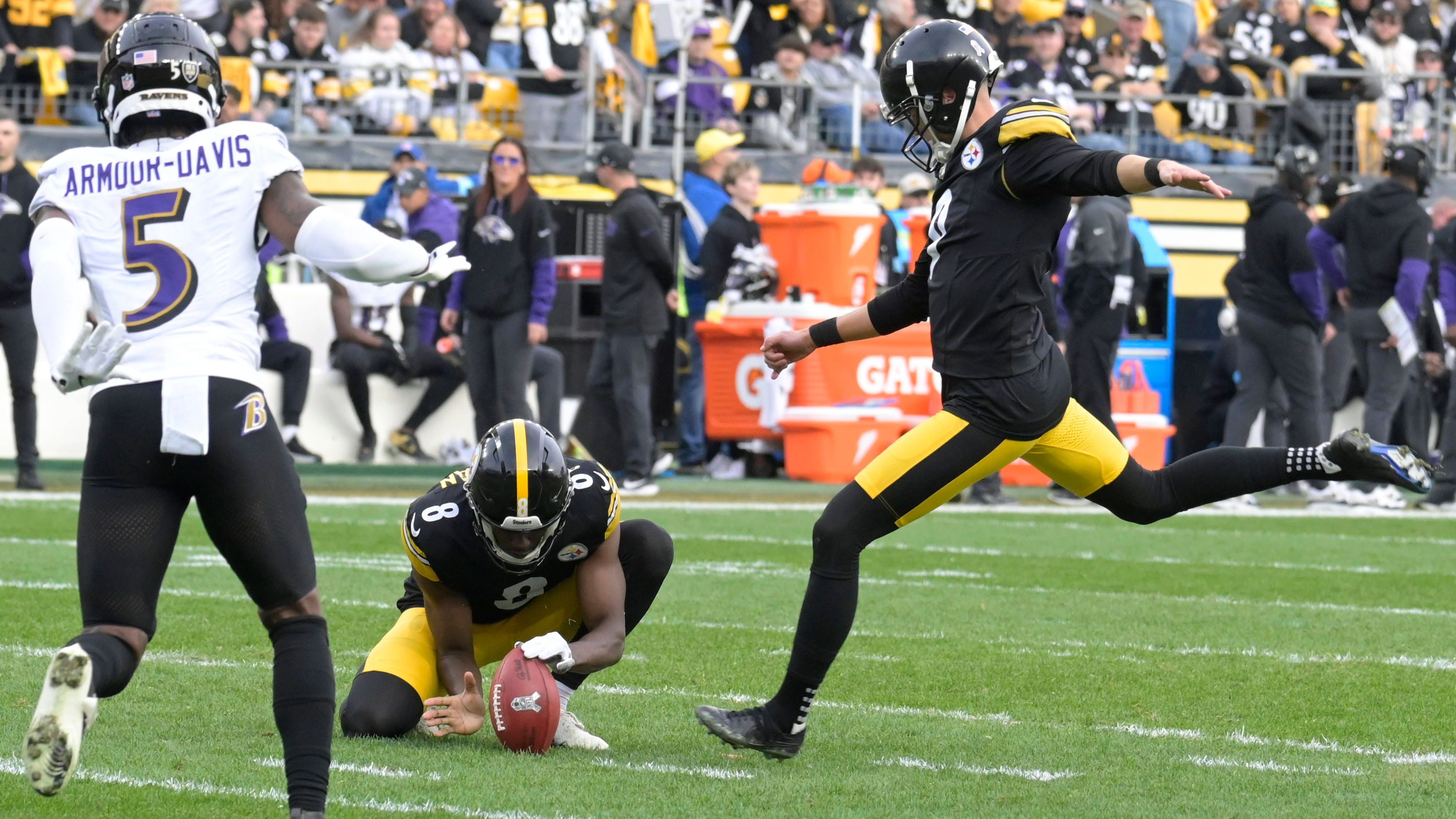 <strong>Week 11: Boswell als Top-Kicker</strong><br>Beim 18:16-Sieg der Steelers gegen die Ravens war Steelers-Kicker Chris Boswell mit sechs Field Goals für alle Punkte seines Teams verantwortlich. Der 33-Jährige ist damit der erste Spieler in der NFL-Historie, der in drei Karrierespielen sechs Field Goals erzielt hat. Zudem ist er neben John Carney (1993) der einzige Kicker, der in einer Saison mehrere solcher Spiele absolviert hat.