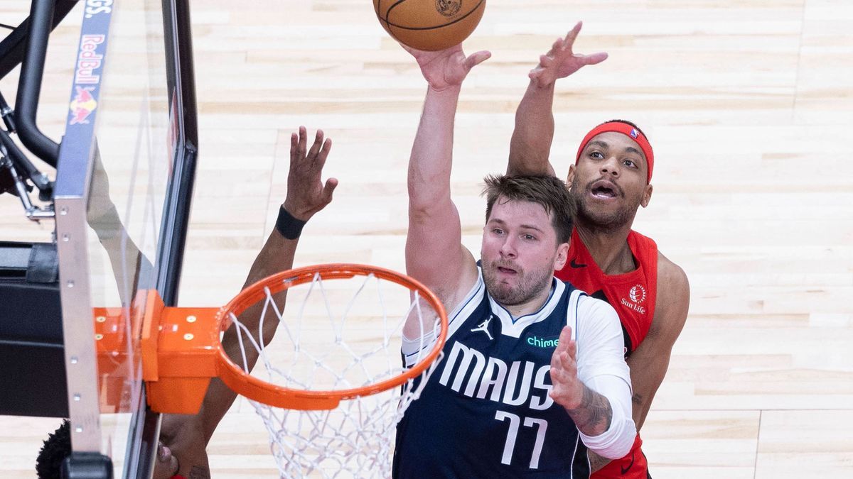 (240229) -- TORONTO, Feb. 29, 2024 -- Luka Doncic (R, front) of Dallas Mavericks makes a layup during the 2023-2024 NBA, Basketball Herren, USA regular season game between Toronto Raptors and Dalla...