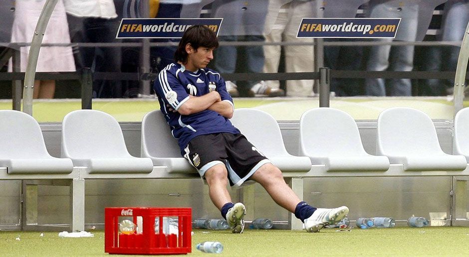 
                <strong>Weltmeisterschaft 2006</strong><br>
                Weltmeisterschaft 2006: Messi steht gerade am Beginn seiner Weltkarriere und kommt bei der WM in Deutschland nur zu Kurzeinsätzen. Im Viertelfinale gegen den Gastgeber schmort der Jungstar 120 Minuten auf der Bank und muss von außen zusehen, wie seine Kollegen mit 3:5 nach Elfmeterschießen verlieren. 
              