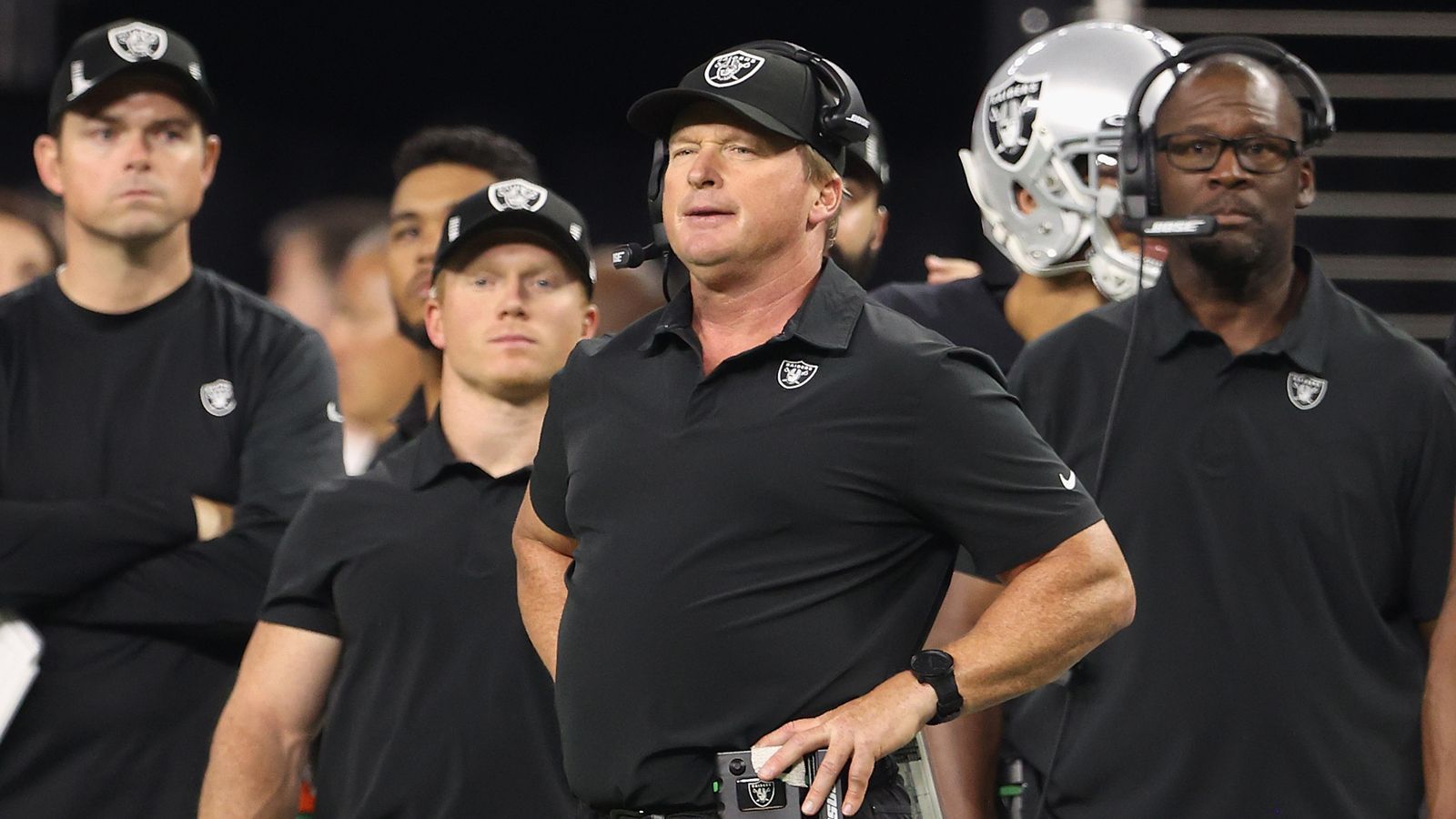 
                <strong>Starke Antwort</strong><br>
                Laut Besitzer Mark Davis einigte sich Gruden mit den Raiders finanziell, da ihm diversen Berichten zufolge noch rund 40 Millionen Dollar aus seinem 2018 unterzeichneten 100-Millionen-Dollar-Vertrag zustanden. Details zur Einigung nannte Davis nicht. Rich Bisaccia übernahm interimsweise. Die Mannschaft antwortete mit zwei Siegen und einer 5-2-Bilanz nach sieben Spieltagen.
              