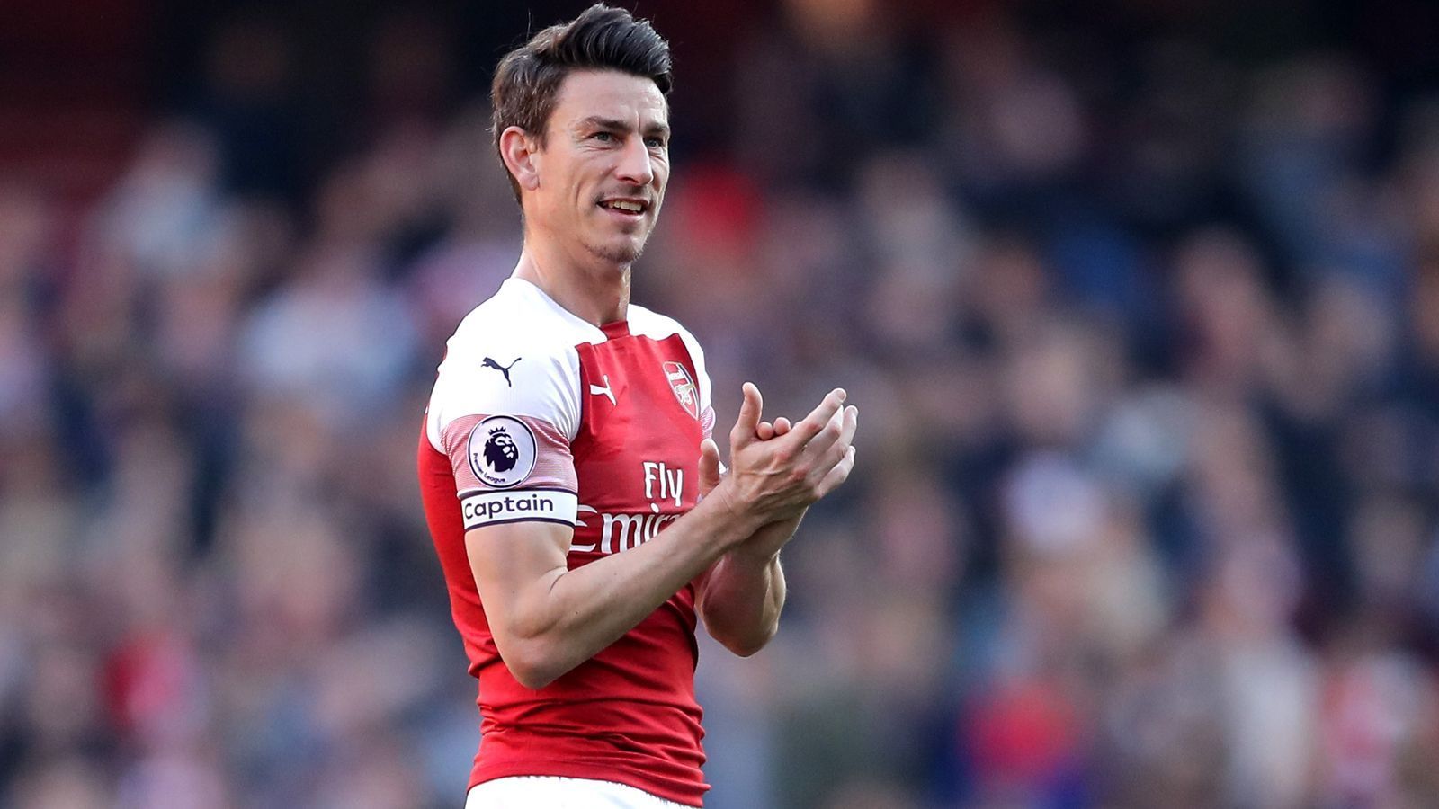 <strong>Laurent Koscielny</strong><br>
                Der damalige Arsenal-Kapitän Laurent Koscielny wollte 2019 einen Wechsel in seine Heimat Frankreich erzwingen. Während sich die Kollegen des Innenverteidigers in den USA auf die Saison 2019/20 vorbereiteten, flog der Routinier einfach nicht mit. Hintergrund soll ein Angebot von Girondins Bordeaux gewesen sein. Nur wenig später erfolgte dann tatsächlich der Wechsel in die Wein-Stadt.
