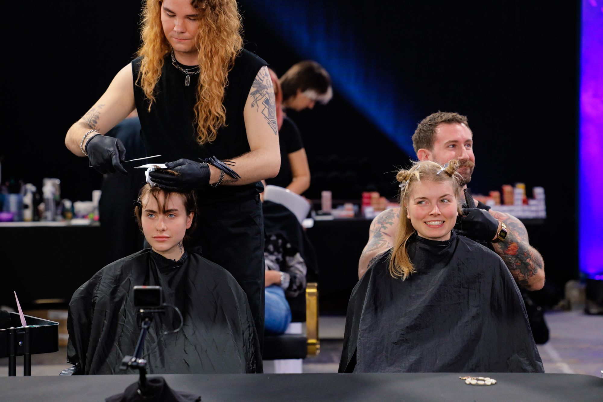 Schnipp, schnapp, Haare ab! Nicht nur Mare (l.) bekommt ein Umstyling, auch Leoni (r.) darf sich über eine Typveränderung freuen. 