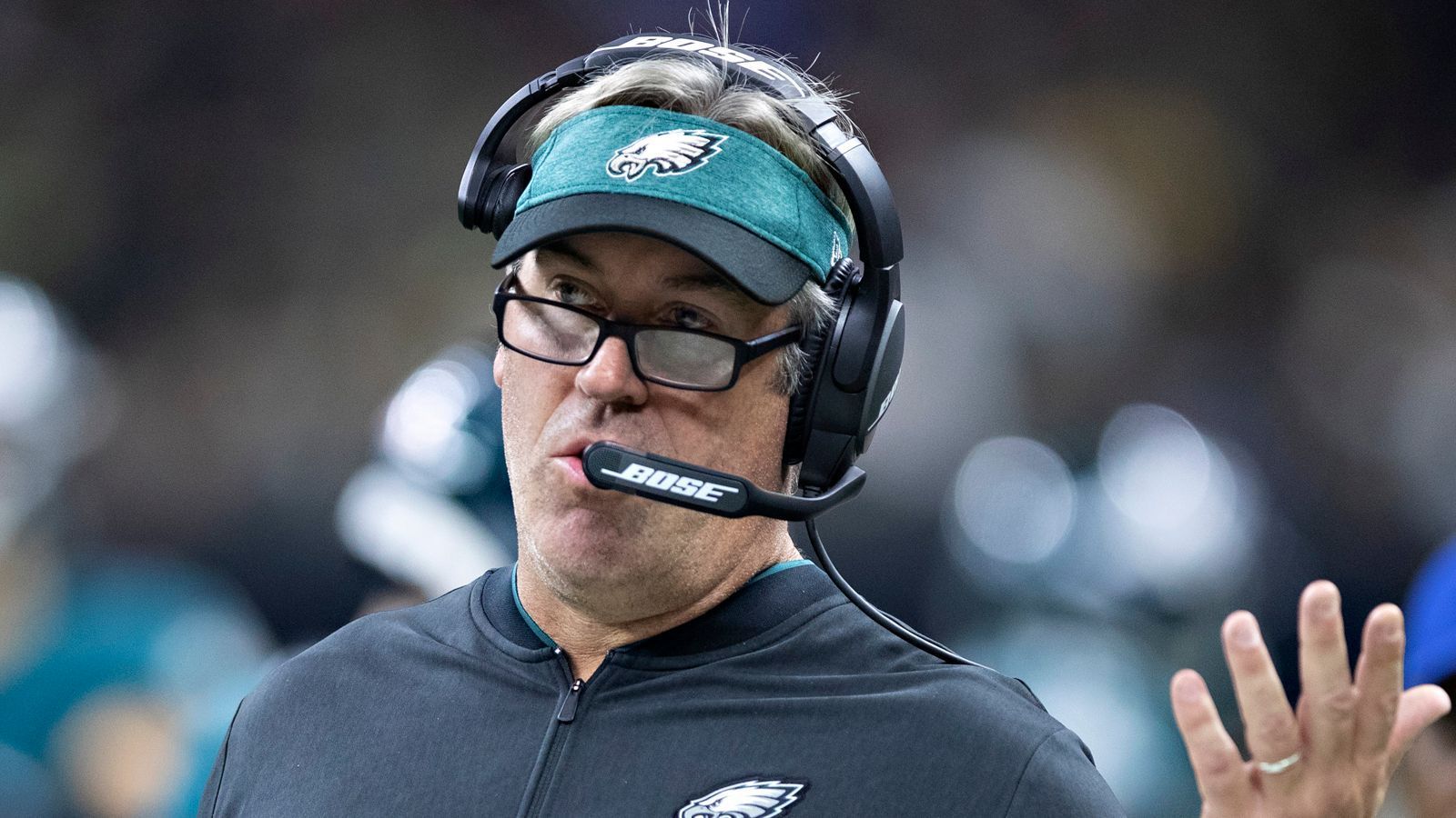 
                <strong>Verlierer: Doug Pederson</strong><br>
                Das tut weh: Das 7:48 seiner Philadelphia Eagles gegen die New Orleans Saints ist die höchste Niederlage, die ein amtierender Super-Bowl-Champion jemals kassiert. Head Coach Doug Pederson, der letzte Saison noch als Meister-Trainer gefeiert wird, findet offensiv wie defensiv keine Lösungen. Diese muss er nun aber schnellstmöglich finden. Bei vier Siegen und sechs Niederlagen sind die Playoffs wohl höchstens dann noch zu erreichen, wenn alle verbleibenden Spiele gewonnen werden.
              