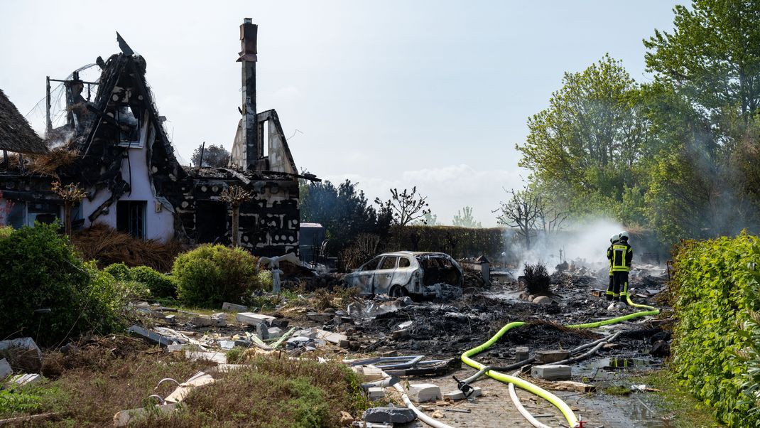 Nach einer Explosion ist in Putgarten im Norden der Insel Rügen am Morgen ein Feuer ausgebrochen und hat mehrere Häuser zerstört. 