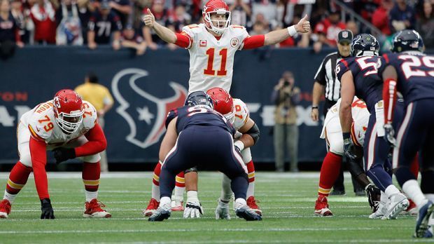 
                <strong>Kansas City Chiefs</strong><br>
                Alex Smith (Foto, Nummer 11) spielte mit den Kansas City Chiefs eine gute Saison 2016, bei der Playoff-Niederlage gegen Pittsburgh zeigte er aber eine seiner schwächsten Leistungen. Smith war in Kansas City deshalb nicht gänzlich unumstritten. Im Draft holten die Chiefs mit Patrick Mahomes II. einen jungen Konkurrenten für Smith, tradeten sogar für den Rookie hoch. Smith ist bislang zwar der klare Starter und spielt eine solide Saison, er wird sich je nach Leistungen jedoch in der Zukunft mit Mahomes messen müssen. Spätestens zur neuen Saison steht eine Wachablösung an.
              