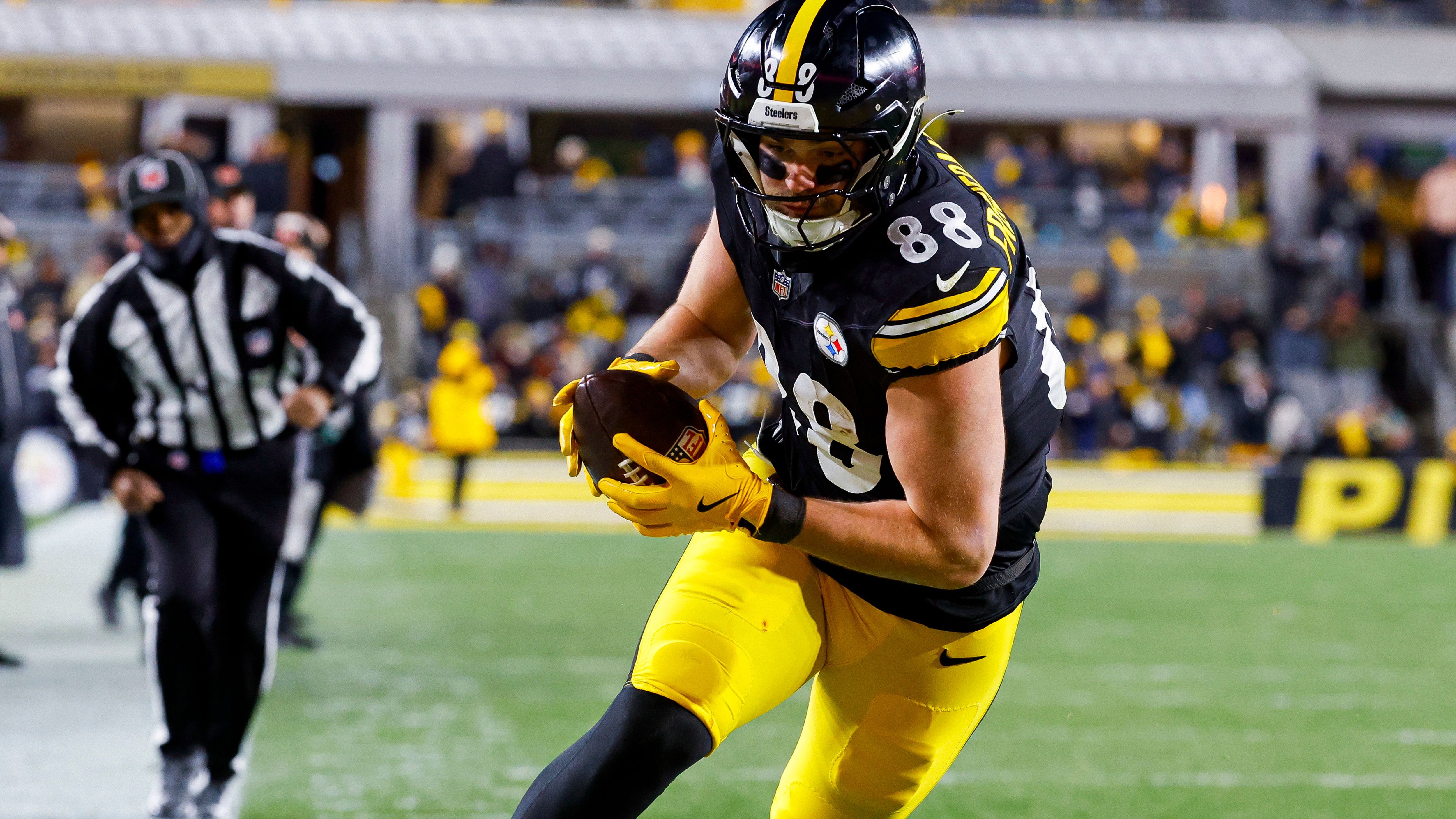 <strong>Pittsburgh Steelers: Pat Freiermuth (Tight End)</strong><br>Pat Freiermuth verzeichnete 2025 mit 65 Catches, 653 Yards und sieben Touchdowns seine bisher beste Saison in der NFL. Mit seiner sehr hohen Catch-Rate ist er prädestiniert dafür, eine zuverlässige Sicherheitsoption für Aaron Rodgers zu werden.