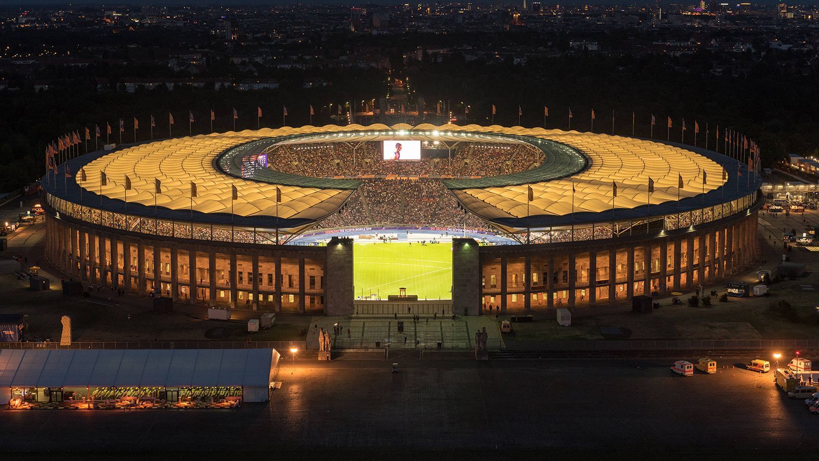 
                <strong>Hertha BSC</strong><br>
                &#x2022; Aktueller Name: Olympiastadion<br>&#x2022; Eröffnung des Stadions: August 1936<br>
              