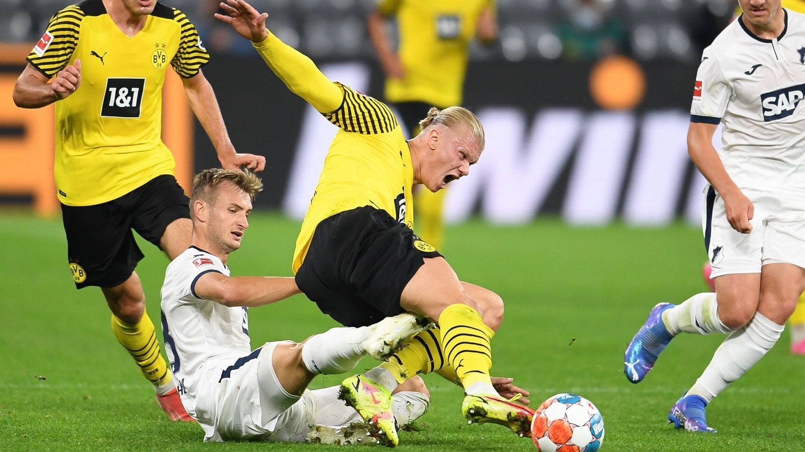 
                <strong>Das Torjägerduell bei Borussia Dortmund gegen TSG Hoffenheim</strong><br>
                Derweil muss der Sturmtank selbst einstecken, geht aber auch keinem Zweikampf aus dem Weg. Szenenapplaus gibt es dafür aber eben auch nicht.
              