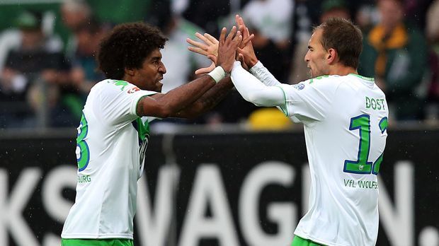 
                <strong>Dante und Bas Dost (VfL Wolfsburg)</strong><br>
                Januar 2016: Bittere Nachrichten für den VfL Wolfsburg! Stürmer Bas Dost wird den Wölfen mindestens sechs Wochen mit einem Mittelfußbruch fehlen. Ein hartes Foul von Mitspieler Dante stoppte den Niederländer, für ihn ging es aus dem Trainingslager in Lagos vorzeitig zurück nach Niedersachsen, wo der VfL-Star womöglich operiert werden soll. Doch Bas Dost ist nicht der einzige Profi, der seine Verletzung einem seiner Mannschaftskollegen zu verdanken hat. ran.de zeigt weitere teaminterne Duelle mit Folgen ...
              