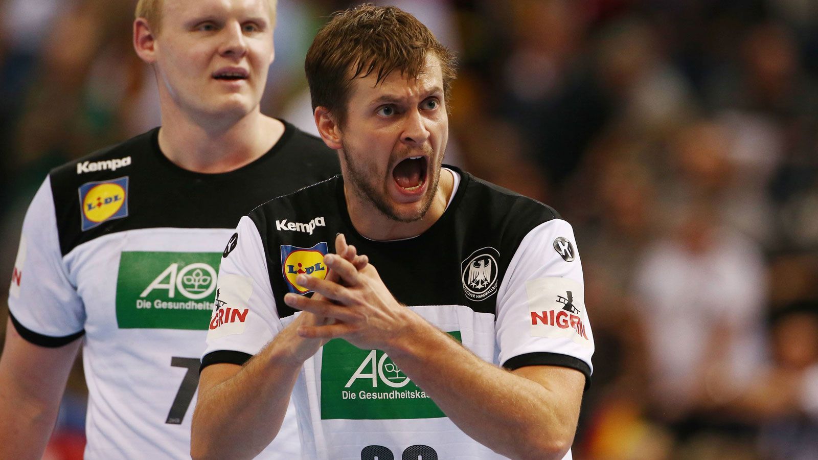 
                <strong>Fabian Böhm </strong><br>
                Der beste deutsche Rückraumspieler - strahlt als einziger Torgefahr aus und geht in die Tiefe. Er haut sich rein, macht in der zweiten Halbzeit den emotionalen Leader, macht wichtige Tore. Aber auch die reichen heute nicht. ran-Note: 2
              