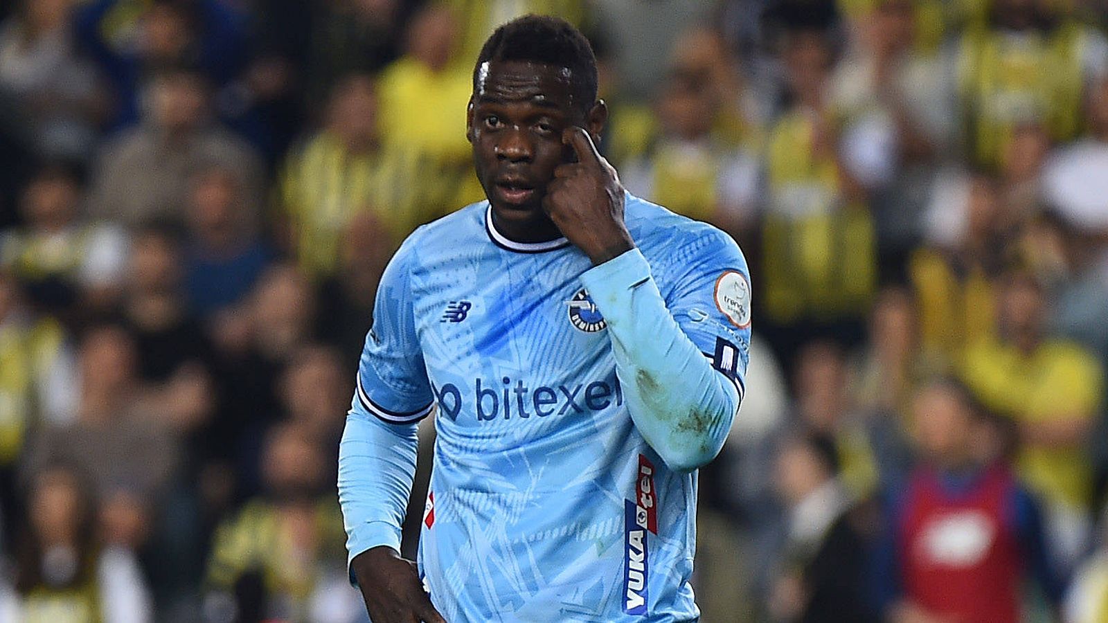 <strong>Mario Balotelli (vereinslos)</strong><br>Ex-Nationalspieler Mario Balotelli steht vor einer Italien-Rückkehr. "Wenn es keine Überraschungen gibt, wird Balotelli morgen ein Genua-Spieler sein", sagte CFC-Genua-Sportdirektor Marco Ottolini bei "DAZN". Aktuell ist der 35-jährige Balotelli, der in seiner Karriere für zahlreiche Skandale sorgte, vereinslos, nachdem sein Vertrag bei Adana Demirspor ausgelaufen war.