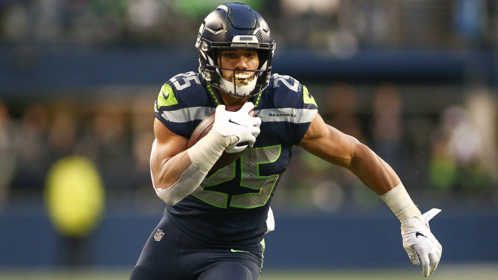 
                <strong>Travis Homer (Running Back) - Ein gutes Duo mit Marshawn Lynch</strong><br>
                Lynch und Homer harmonieren gut miteinander - nicht nur auf dem Feld. Lynch dient Homer als Ratgeber und gibt bereitwillig Tipps. "Wenn einer der Größten überhaupt auf mich zukommt und mir etwas sagt, nehme ich mir das natürlich zu Herzen", sagt der 21-jährige Homer. Head Coach Pete Carroll ist von seinem jungen Running Back beeindruckt: "Er hat einen guten Stil und eine gute Einstellung. Er rennt einfach immer weiter und gibt alles, was er hat. Seine Unberechenbarkeit ist von großem Vorteil. Wir lieben die Art, wie er spielt." Gut möglich also, dass Homer auch in den Playoffs einige Bälle bekommt.
              